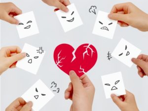 自粛警察から身を守る方法とは!?「正義」が暴走する仕組みを解説!
