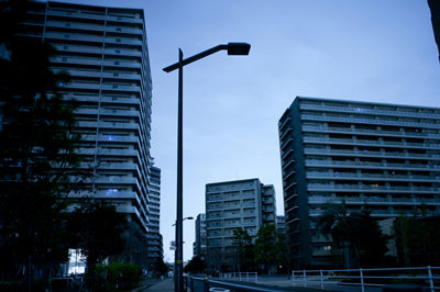 東京が緊急事態宣言発令に加え20時以降消灯へ!5月は世界戒厳令か!?
