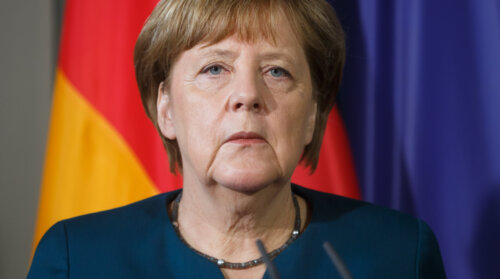 ドイツ首相のメルケル氏が退任!新聞がワクチン3回目が無意味であると大見出しで伝えた!?