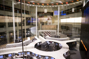 東証株価指数（TOPIX）は安値更新を継続。ロシア大手7銀行グループをSWIFTから排除へ。