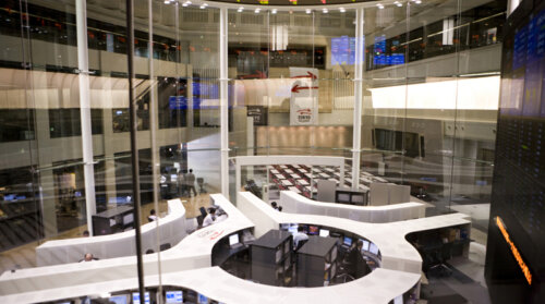 東証株価指数（TOPIX）は安値更新を継続。ロシア大手7銀行グループをSWIFTから排除へ。