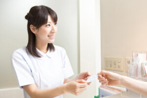 マイナンバーカード統合で将来的に保険証廃止か?4回目接種が5月25日に開始へ。