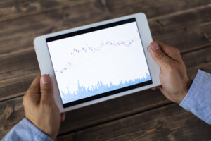 【FX・株・投機筋チャート】短期的な株価上昇はどこまで続く?今後のドル円の動向も併せて解説。