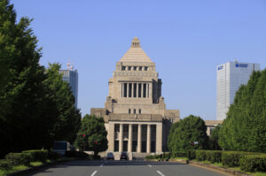 岸田首相がコロナ感染へ。岸田内閣の支持率は16%急落か。