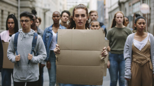 中国のコロナ規制に抗議続出か。国産のコロナ飲み薬であるゾコーバの処方開始へ。