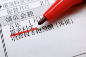 中小企業の電気料金は前年比1.3倍に増加か。児童手当の拡充を検討へ。