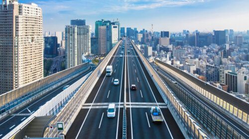 高速道路のトラック速度の規制緩和を検討へ。