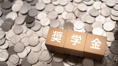 社員の奨学金を企業が肩代わりする制度を1,000社近くが利用か。