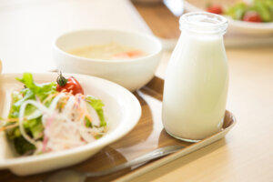 突然の営業停止で給食ビジネスモデルが崩壊か。