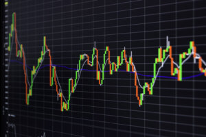 日経平均株価は先週末より656円安へ。