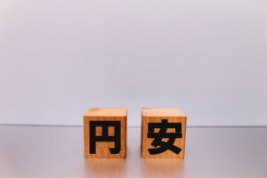 投機筋による仕掛けが円安進行を起こしたか。