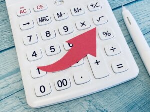 企業の7割が賃上げを実施か。