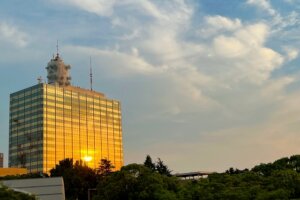 NHK受信契約が4年で100万件減か。