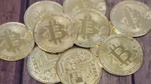 ビットコインが初の10万ドル台に。