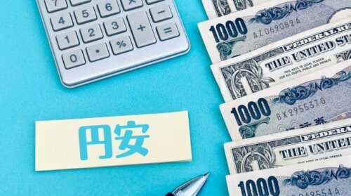 日銀総裁の会見を受け一時1ドル157円の円安に。