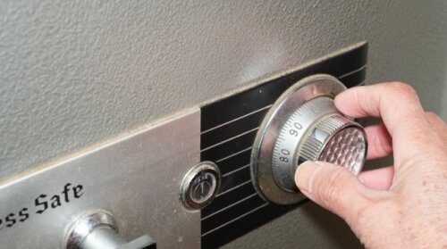 みずほ銀行でも貸金庫で窃盗の疑いか。