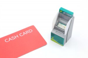 75歳以上のATM利用を上限30万円に。