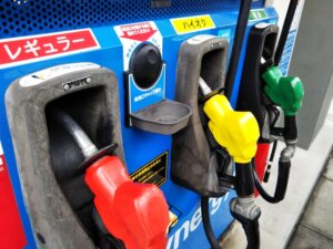 ガソリン法案廃止に対して批判か。