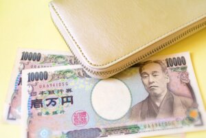 一律2万円給付は財政健全化と矛盾か。