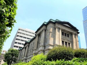政策金利を0.5％程度に据え置くことを全会一致で決定か。