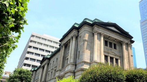 政策金利を0.5%程度に据え置くことを全会一致で決定か。
