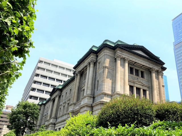 政策金利を0.5%程度に据え置くことを全会一致で決定か。