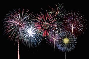 花火大会の有料席が半数超で値上げへ。