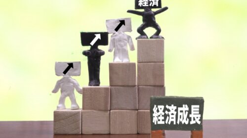 今年度成長率を0.7%に下方修正へ。