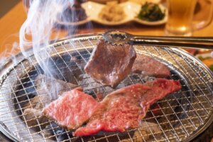 焼肉店倒産が高水準で値上げ難、外食業界は持続可能か。