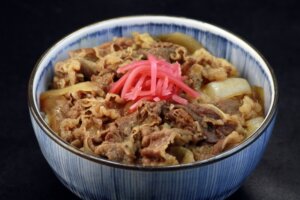 すき家が異例の値下げに踏み切った背景や勝算とは。