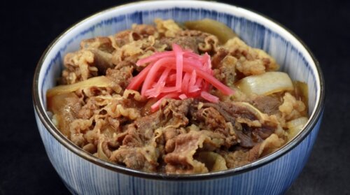 すき家が異例の値下げに踏み切った背景や勝算とは。