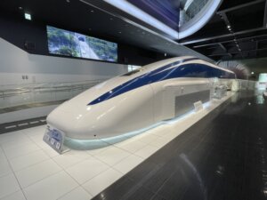 リニア新幹線が座席固定で15度傾斜に。