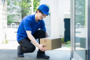 置き配標準化で再配達の負担を軽減へ。