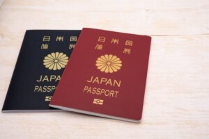 パスポート手数料を引き下げへ。