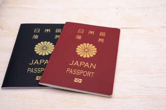 パスポート手数料を引き下げへ。