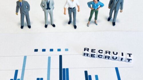 人手不足倒産が過去最多に。