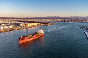 海運各社がホルムズ通航停止に緊急対応へ。